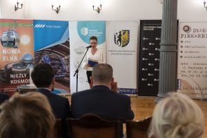 Dyrektor MGB Iwona Mohl wita gości podczas uroczystego otwarcie wystawy „Górnośląskie kroszonki 2024” oraz rozdania nagród kroszonkarzom