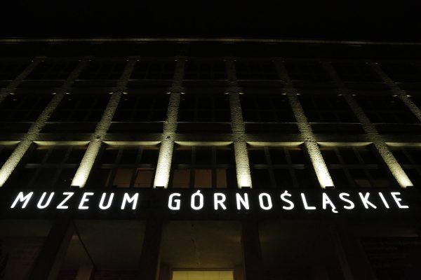 Budynek Muzeum Górnośląskiego w nocy