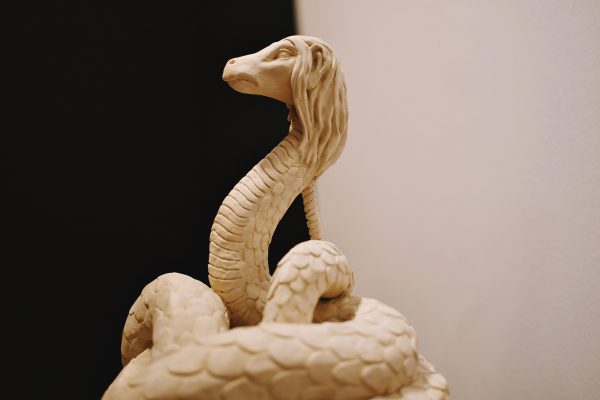 Fotografia przedstawia rzeźbę węża