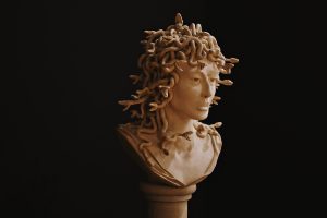 Fotografia przedstawia reprodukcję rzeźby pt. „Głowa Meduzy”