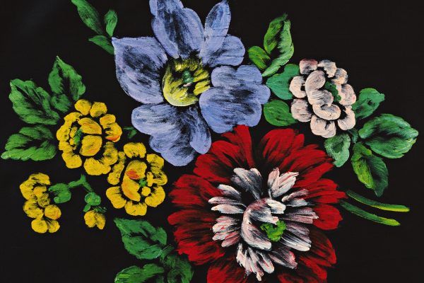 Zdjęcie przedstawia malowane kwiaty na fartuchu rozbarskim
